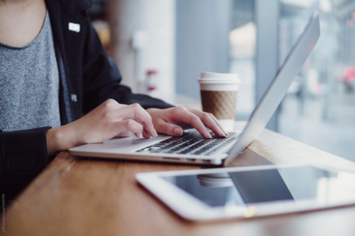 Современный офис с аналитическими отчетами на экранах