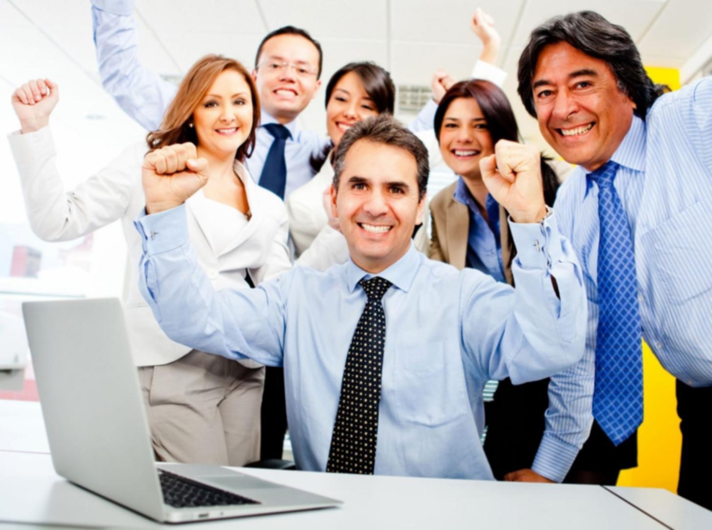 Финансовый аналитик работает с консолидированными данными